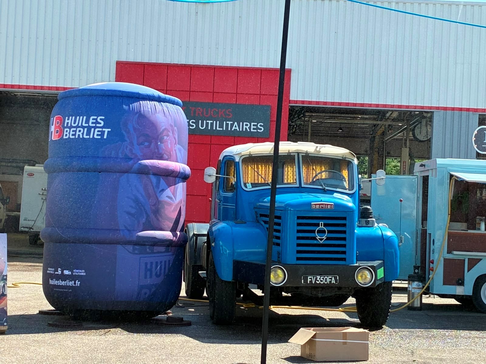Échanges entre Huiles Berliet et les professionnels du transport lors de l'événement Bernard Trucks