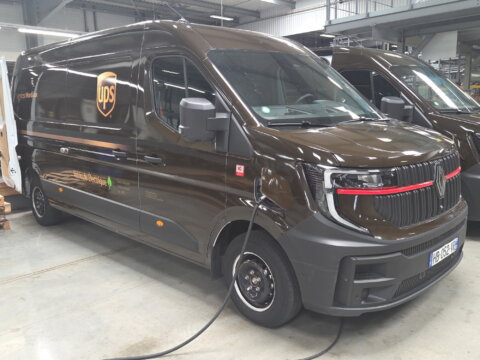 Flotte de véhicules électriques de BLM TRANSPRESS accompagnée par Huiles Berliet dans la valorisation des primes CEE