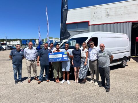Remise d'un chèque CEE de 64 821 € par Huiles Berliet à BLM Transpress pour financer l'acquisition de 13 véhicules utilitaires électriques en partenariat avec Bernard Trucks et Renault Trucks France.