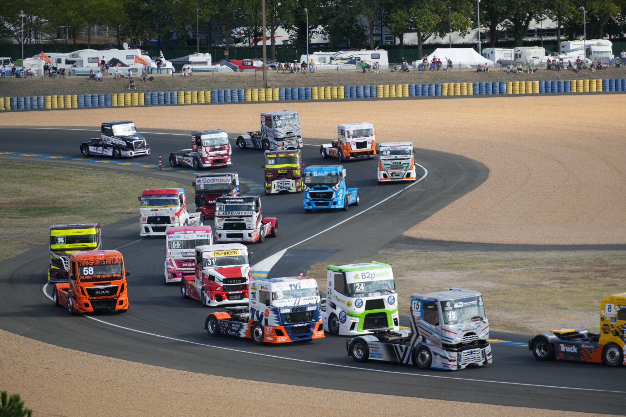 Les camions sur le circuit des 24h Camions du Mans