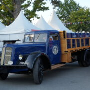 Berliet VDC AG 15 roulant sur le Circuit Bugatti devant plusieurs camions Renault Trucks pendant la parade