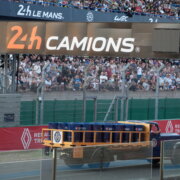 Berliet VDC AG 15 des Huiles Berliet roulant sur la piste du Mans devant un public nombreux lors du Truckshow