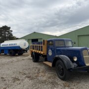 Véhicules historiques Huiles Berliet exposés devant le Conservatoire Berliet