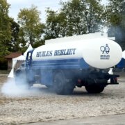 Ancien camion-citerne Huiles Berliet en démonstration au Conservatoire