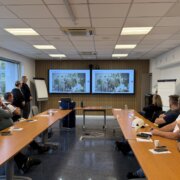 Réunion technique entre les équipes HUILES BERLIET et Bernard Trucks lors d’une journée de partage d’expertise.