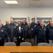 Photo de groupe des équipes HUILES BERLIET et Bernard Trucks réunies lors d’une journée de découverte et de partage d’expertise technique.