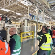 Les équipes Bernard Trucks découvrent les installations industrielles de l’usine Renault Trucks lors d’une visite technique.