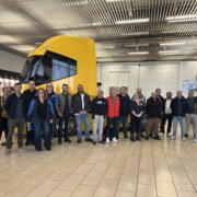 Les équipes Bernard Trucks et HUILES BERLIET réunies devant un camion Renault Trucks lors d’une visite technique.
