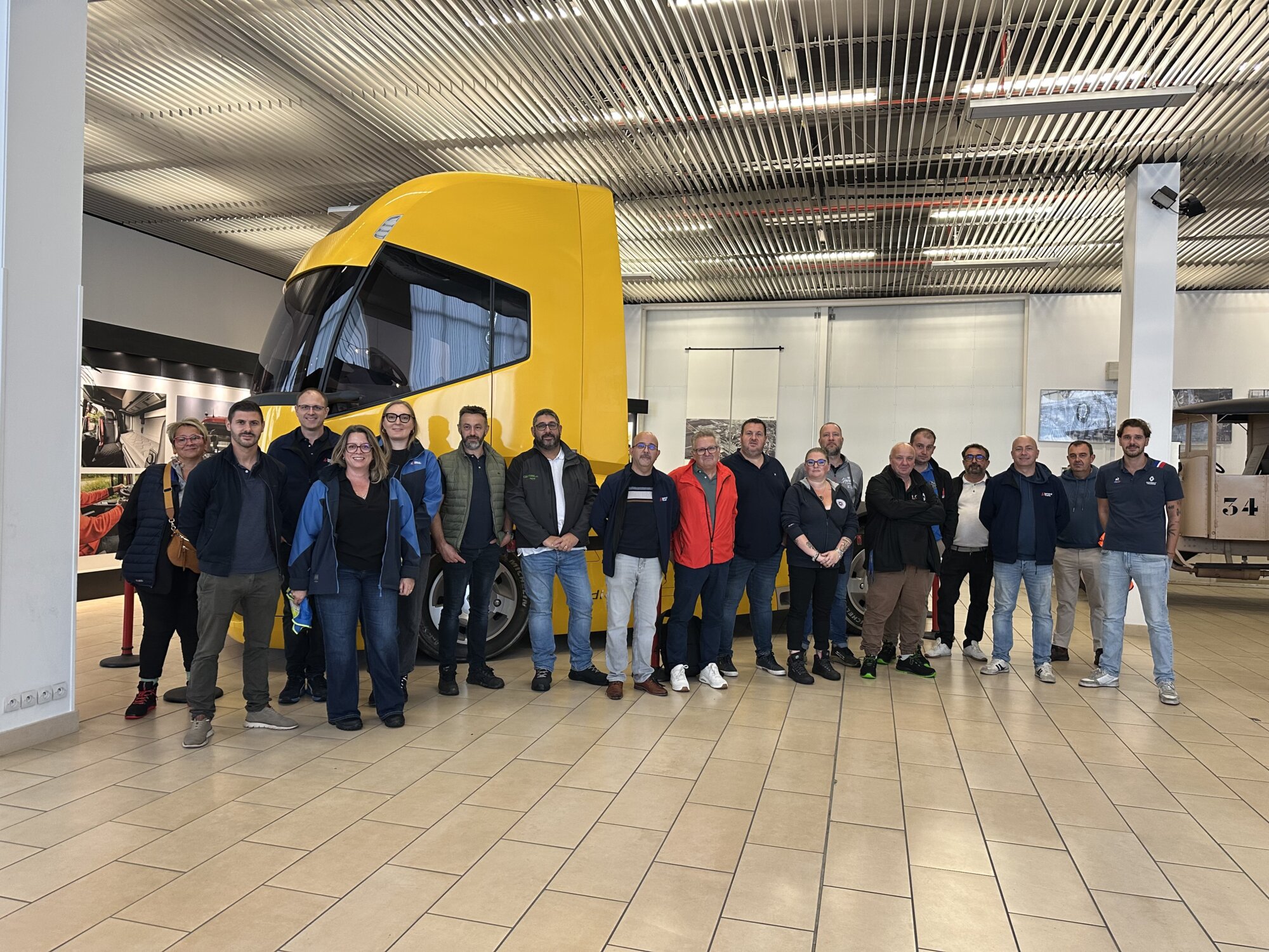 Les équipes Bernard Trucks et HUILES BERLIET réunies devant un camion Renault Trucks lors d’une visite technique.