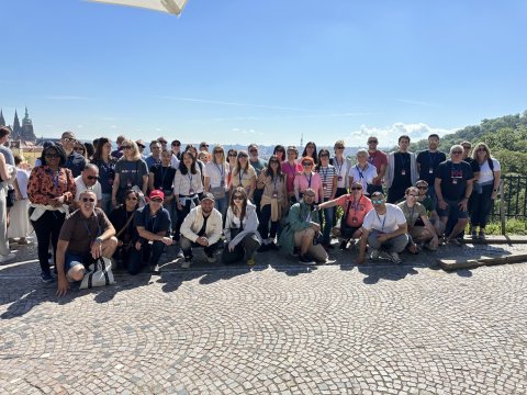 Photo de groupe des collaborateurs d'Huiles Berliet à Prague lors du week-end organisé pour célébrer les 100 ans de l'entreprise
