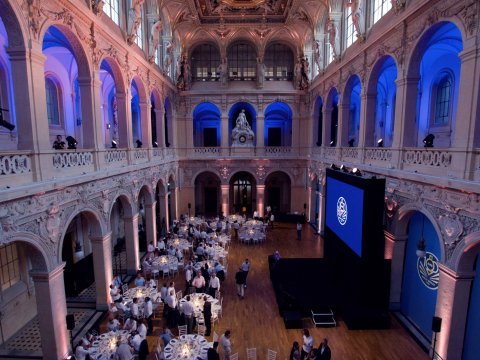 Participants réunis lors de la soirée du centenaire d’Huiles Berliet, un événement marquant célébrant 100 ans d’histoire, d’innovation et de savoir-faire dans le secteur des lubrifiants.